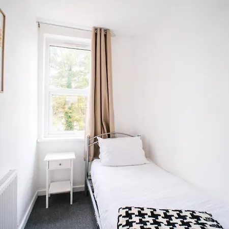 4 Bed House Sleeps 7-free Parking- Contractors * Bristol