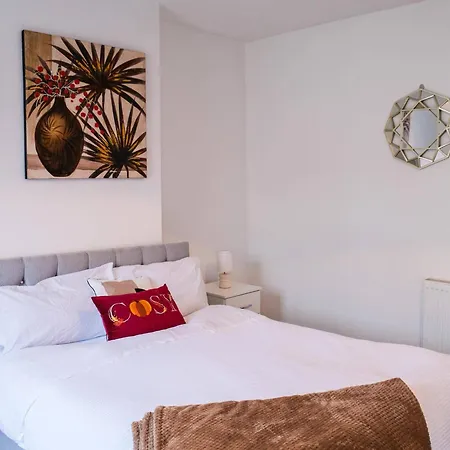 4 Bed House Sleeps 7-free Parking- Contractors 度假居 *