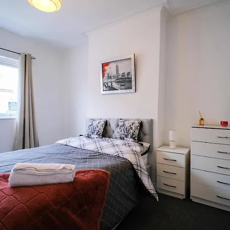 4 Bed House Sleeps 7-free Parking- Contractors Bristol