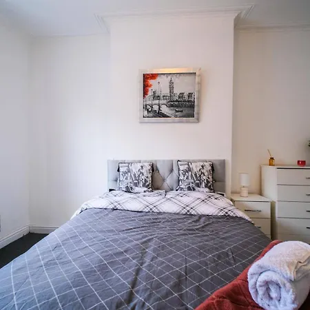 4 Bed House Sleeps 7-free Parking- Contractors Holiday home Bristol