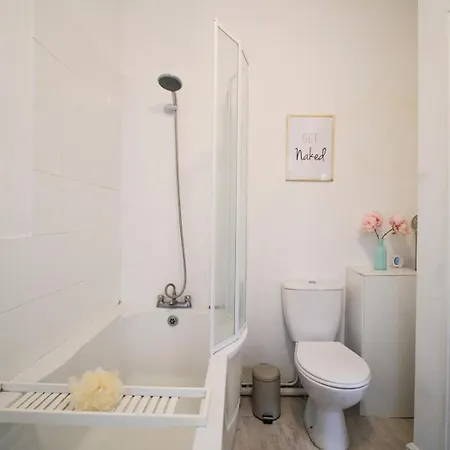 בית נופש 4 Bed House Sleeps 7-free Parking- Contractors בריסטול