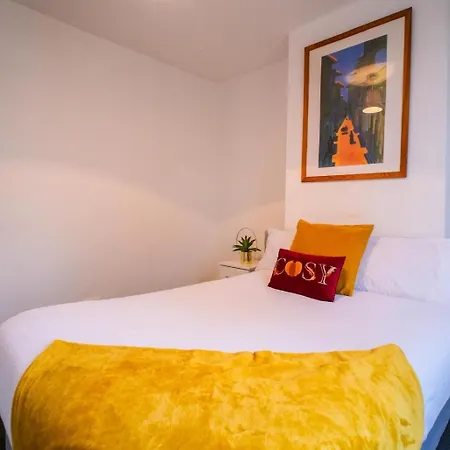 4 Bed House Sleeps 7-free Parking- Contractors * בריסטול