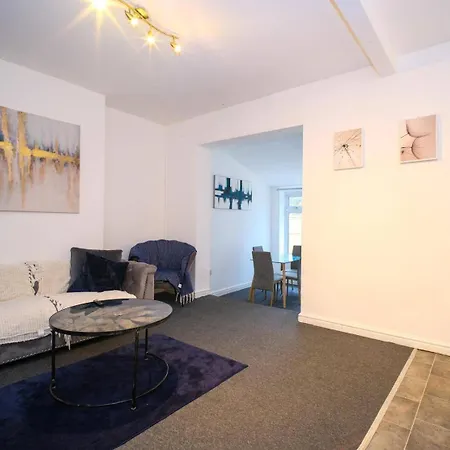 4 Bed House Sleeps 7-free Parking- Contractors *