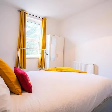 4 Bed House Sleeps 7-free Parking- Contractors 布里斯托