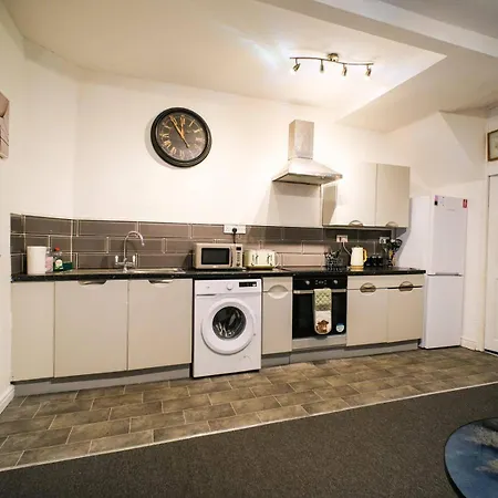 4 Bed House Sleeps 7-free Parking- Contractors * Bristol