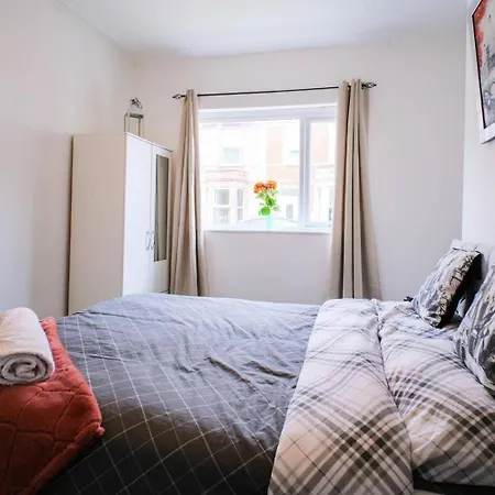 4 Bed House Sleeps 7-free Parking- Contractors