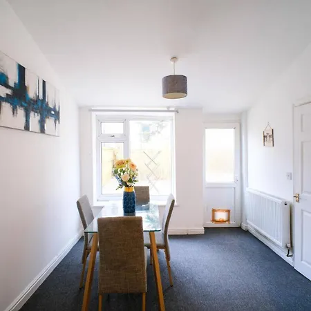 4 Bed House Sleeps 7-free Parking- Contractors 度假居
