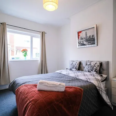 בית נופש 4 Bed House Sleeps 7-free Parking- Contractors