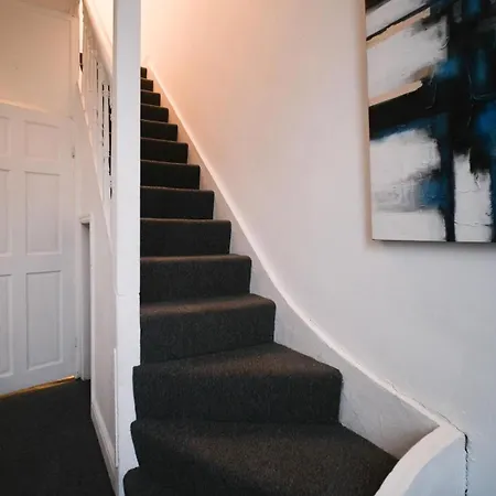 4 Bed House Sleeps 7-free Parking- Contractors Holiday home Bristol