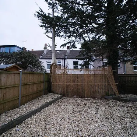 4 Bed House Sleeps 7-free Parking- Contractors Bristol