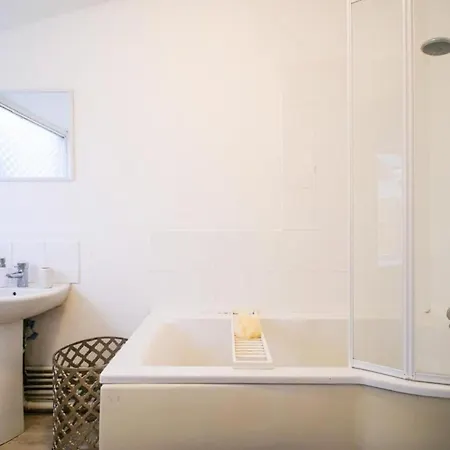4 Bed House Sleeps 7-free Parking- Contractors * בריסטול
