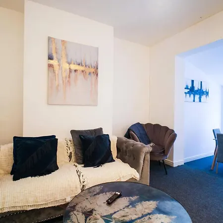 4 Bed House Sleeps 7-free Parking- Contractors