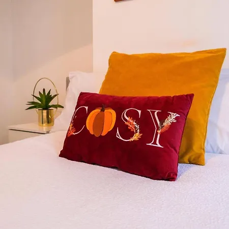 4 Bed House Sleeps 7-free Parking- Contractors 度假居