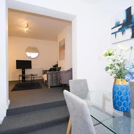 4 Bed House Sleeps 7-free Parking- Contractors Feriehus *
