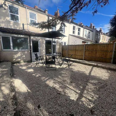 Feriehus 4 Bed House Sleeps 7-free Parking- Contractors *